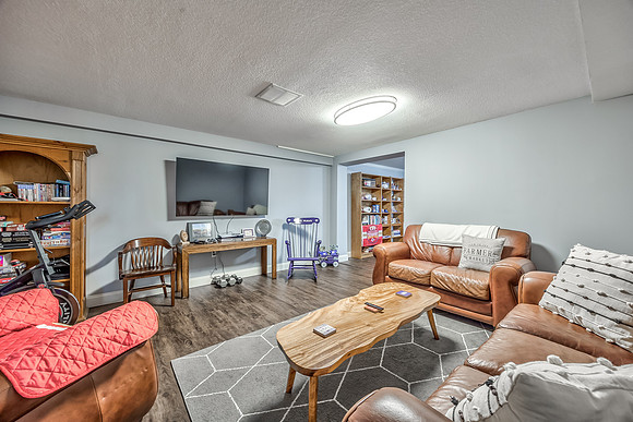 9295OakcrestDr-35