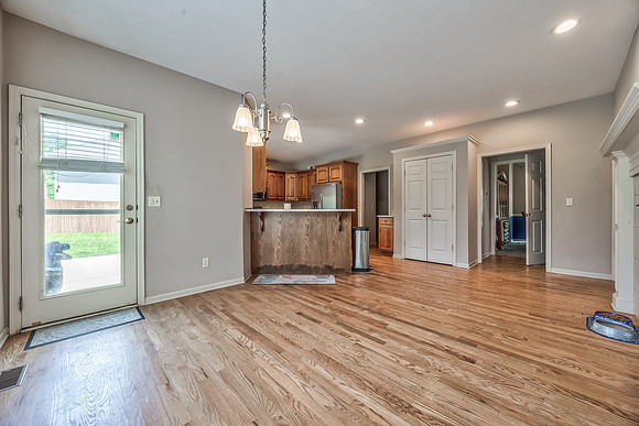 8116NCosbyAve-16