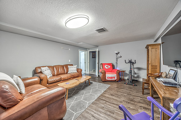 9295OakcrestDr-36