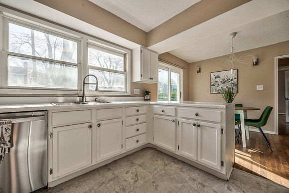 8609Wornall-10