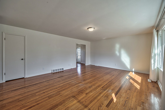9010WesternHillsDr-10