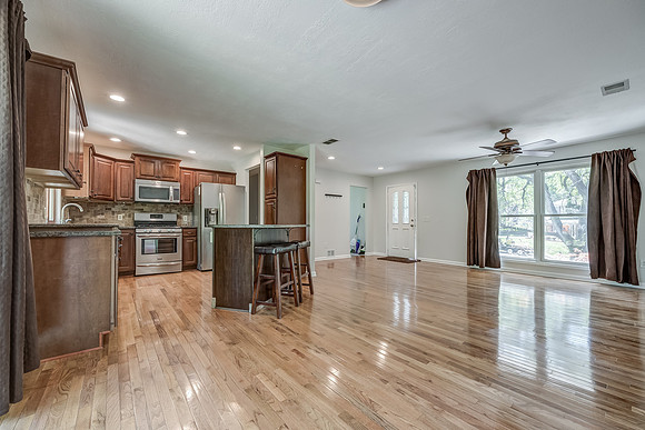 1300NLeeviewDR-6
