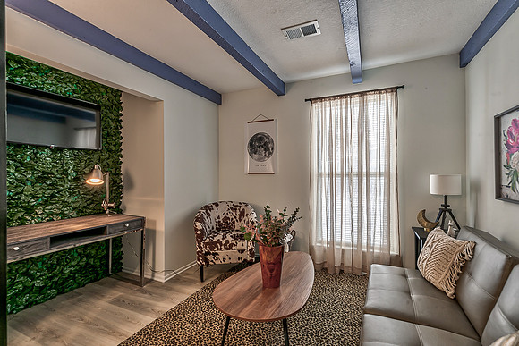8106MonroviaSt-8