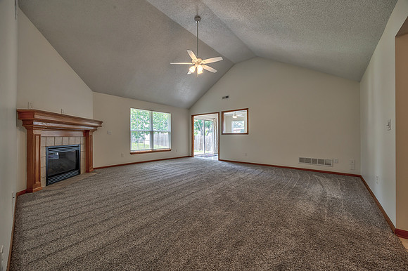 702SWHillsideCT-5