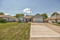 702 SW Hillside CT