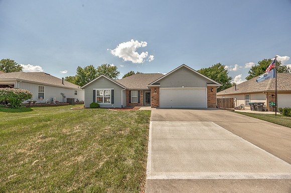 702SWHillsideCT-1