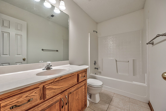 702SWHillsideCT-19