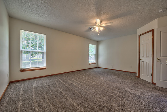 702SWHillsideCT-17