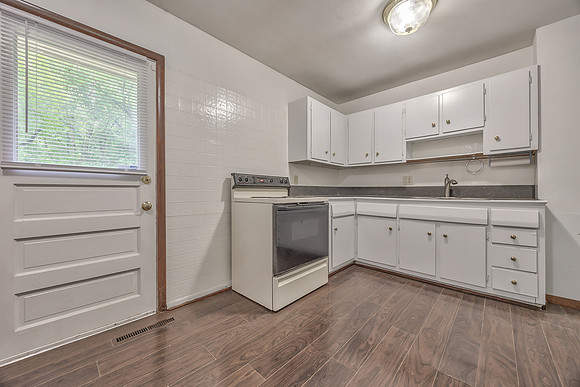 8306CorringtonAve-10
