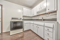 8306CorringtonAve-12