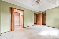 402NEKeystoneDr-15