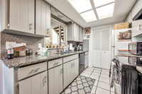 8016ColonyLn-10