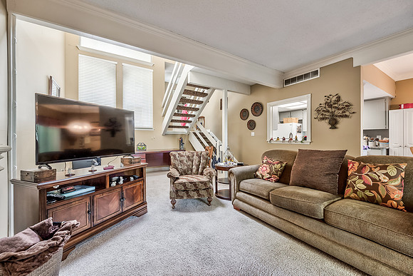 8016ColonyLn-7