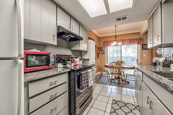 8016ColonyLn-11