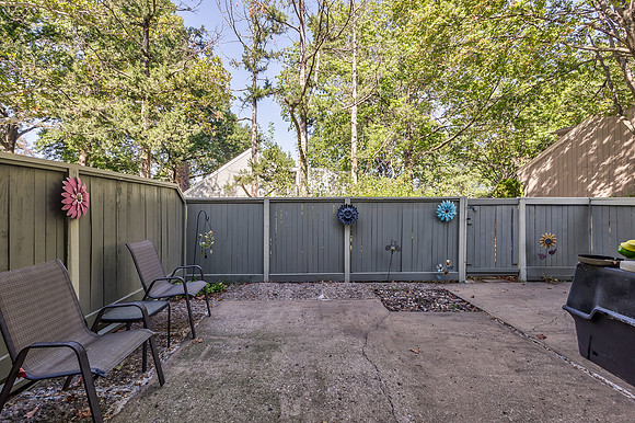8016ColonyLn-14