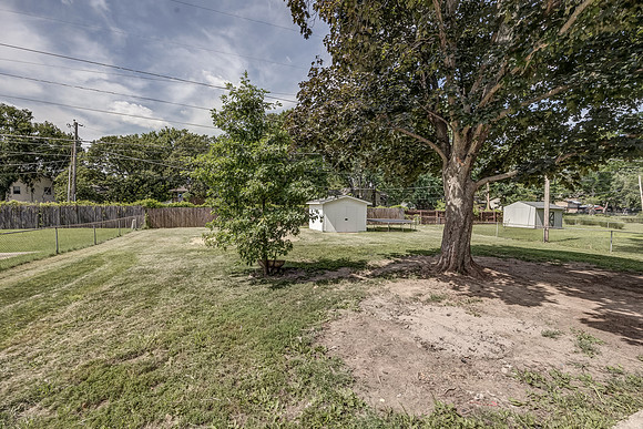 5624LocustAve-24