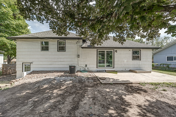 5624LocustAve-25