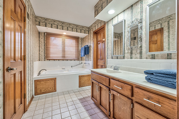 3836NEEllisonDr-25