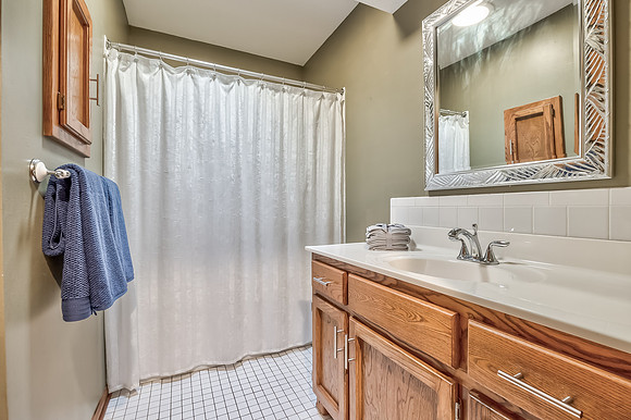 3836NEEllisonDr-28