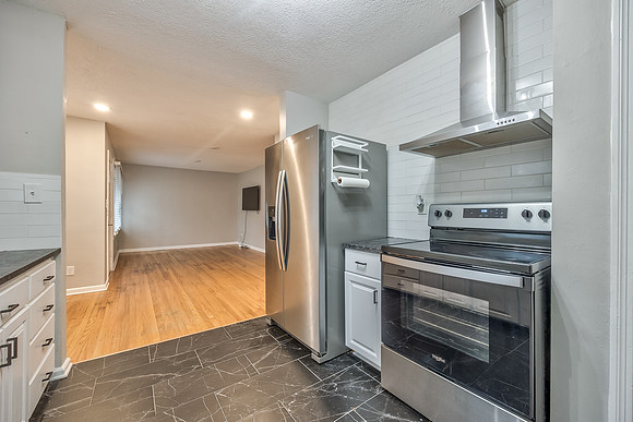 5042ClarkDr-13