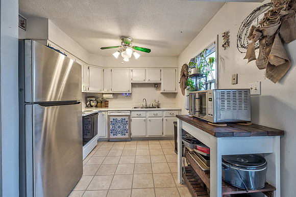 104ContinentalDr-15