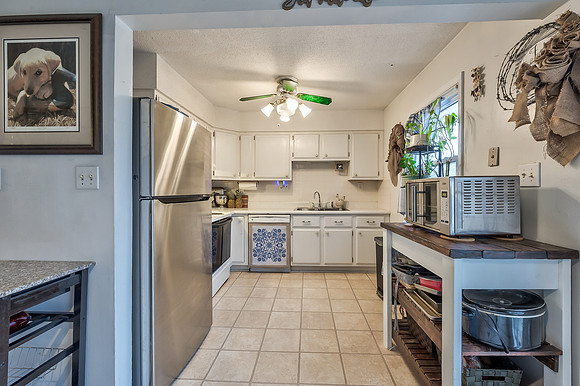 104ContinentalDr-18