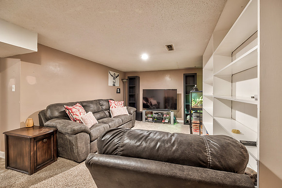 104ContinentalDr-19