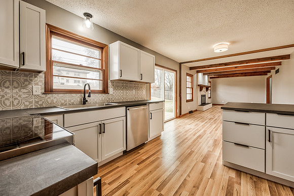 8134OaklandAve-15