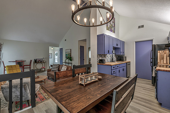 8106MonroviaSt-15