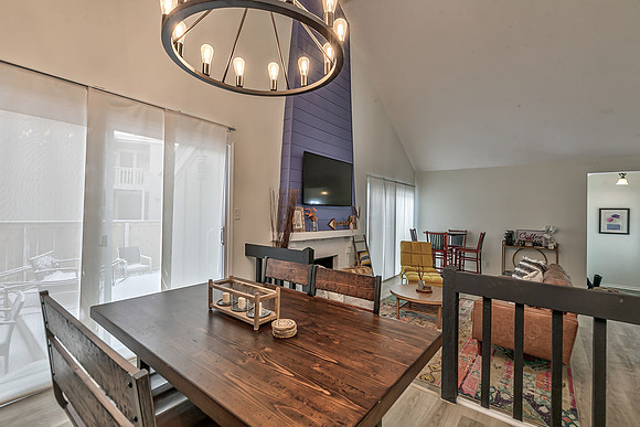 8106MonroviaSt-16