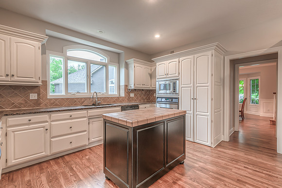 5736W146St-11
