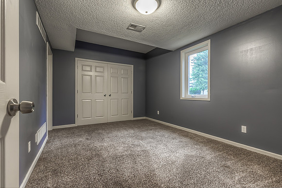 5736W146St-46