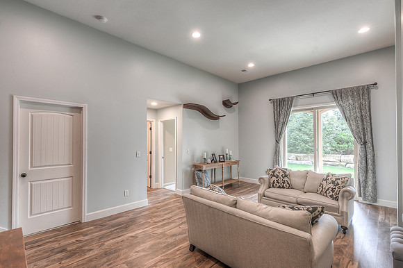 8421PrimroseSt-34