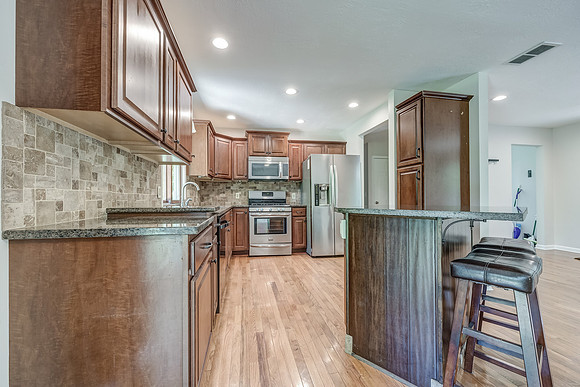 1300NLeeviewDR-7