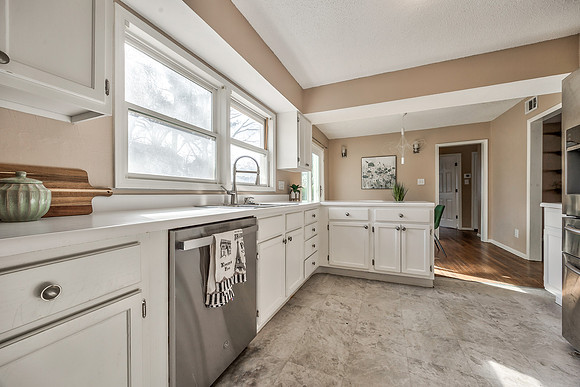 8609Wornall-12