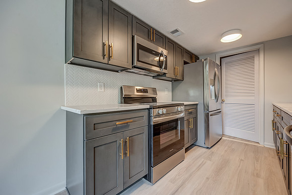 8026ColonyLn-12