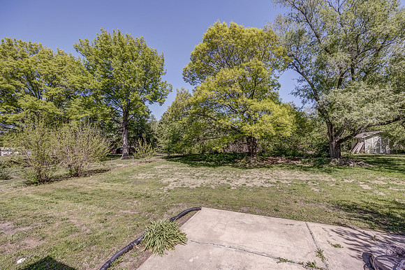 1300NLeeviewDR-23