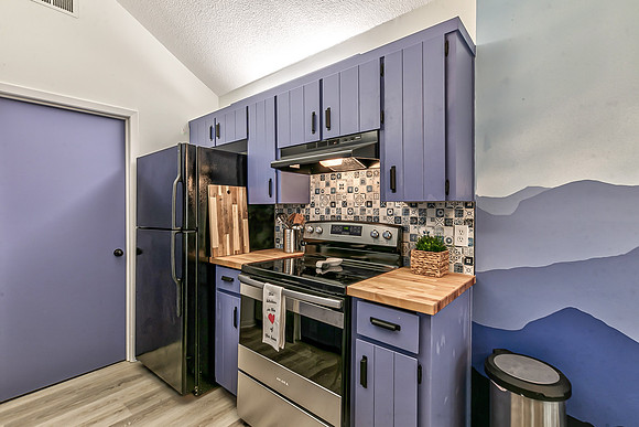 8106MonroviaSt-18