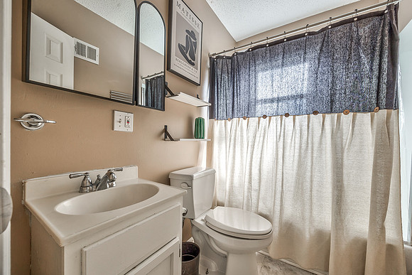 8609Wornall-15