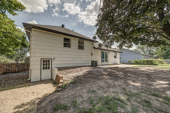 5624LocustAve-26