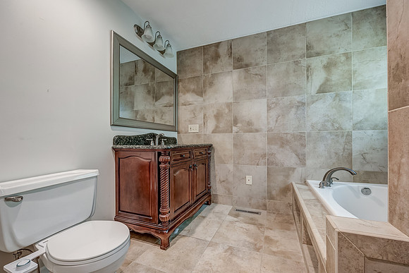 1300NLeeviewDR-17
