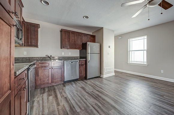 10542ClubhouseDr-17