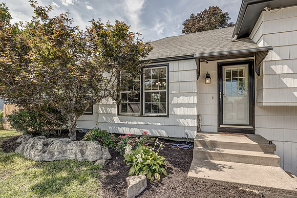 5624LocustAve-18