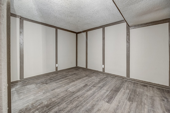 7957ColonyLn-22