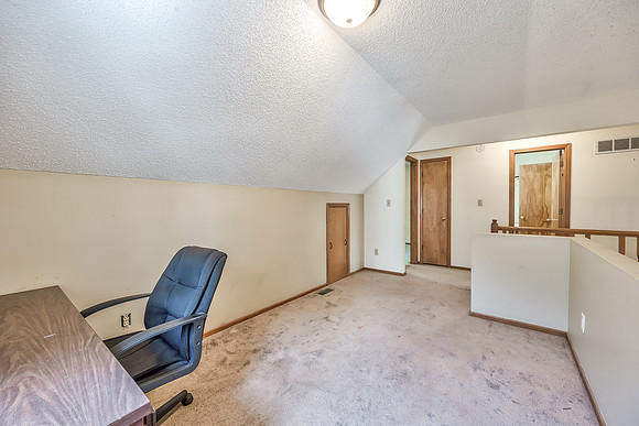 4022OverlandDr-11